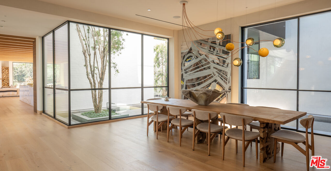 1307 N Doheny Dr