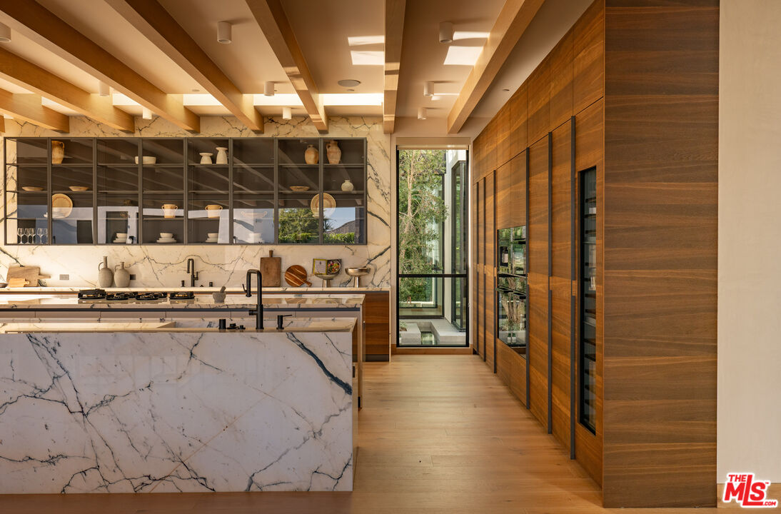 1307 N Doheny Dr