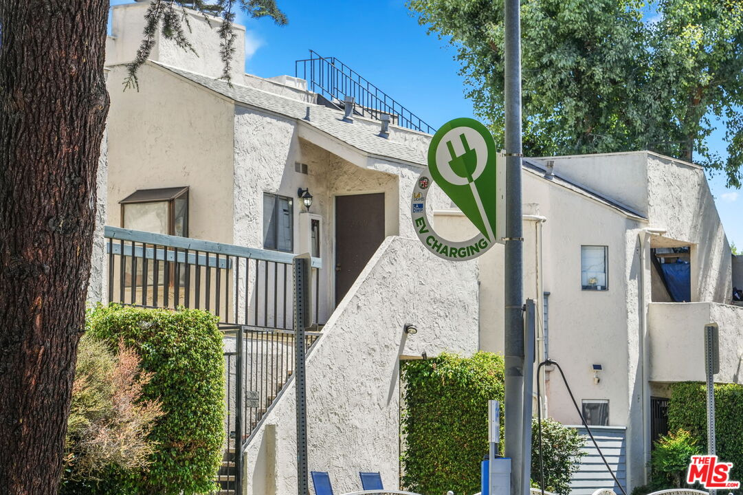 18411 Hatteras St Unit: 106