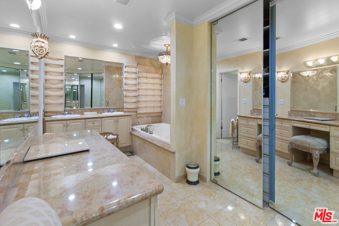 6633 S Sherbourne Dr