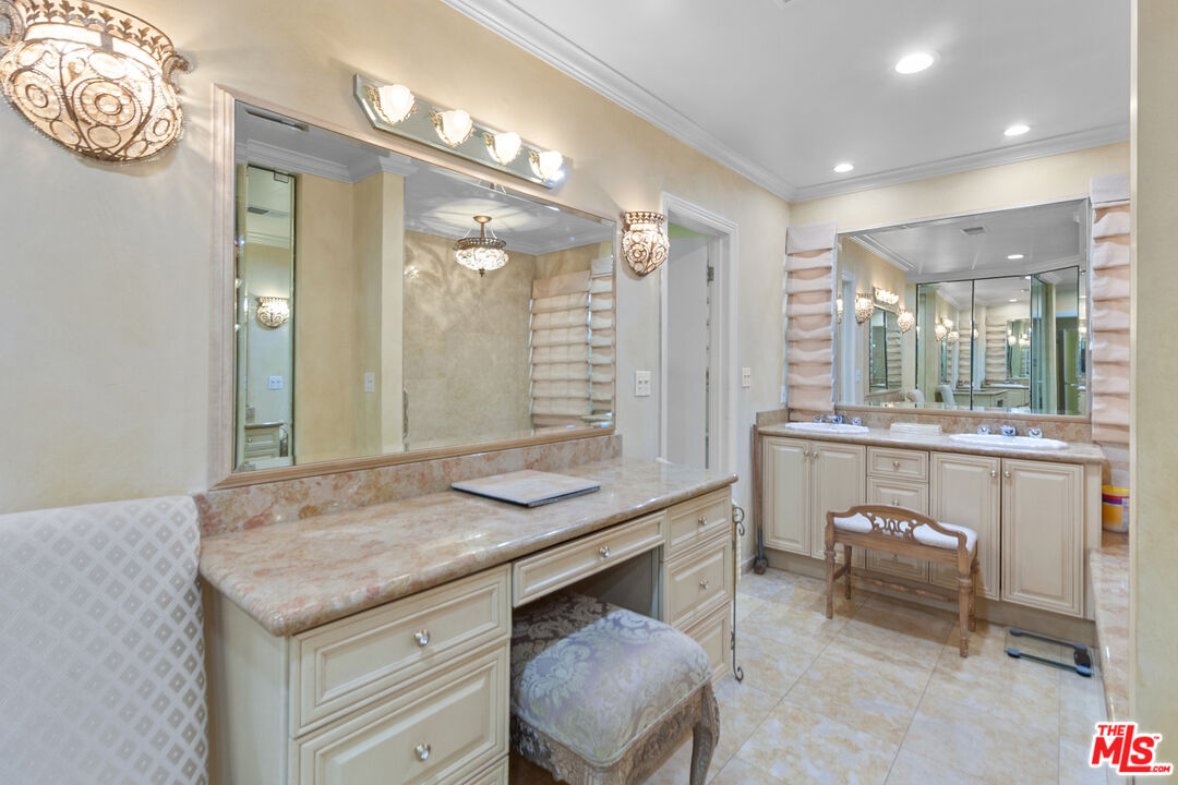 6633 S Sherbourne Dr