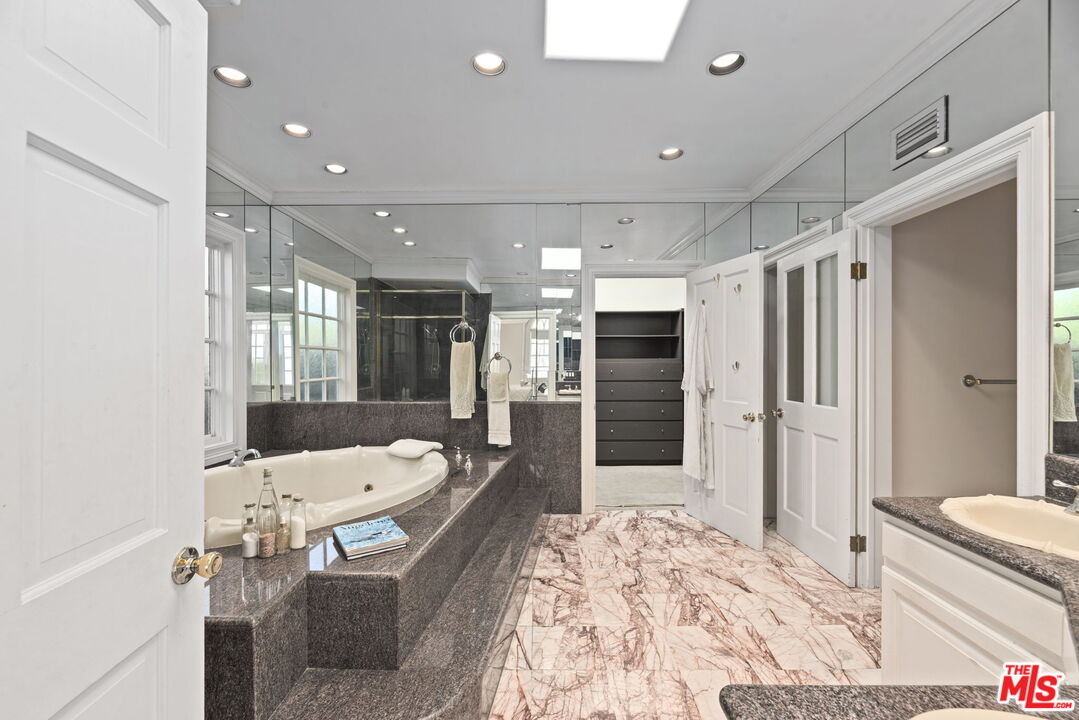 14330 Mulholland Dr