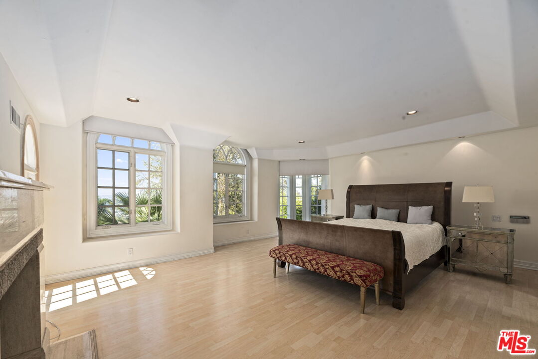 14330 Mulholland Dr