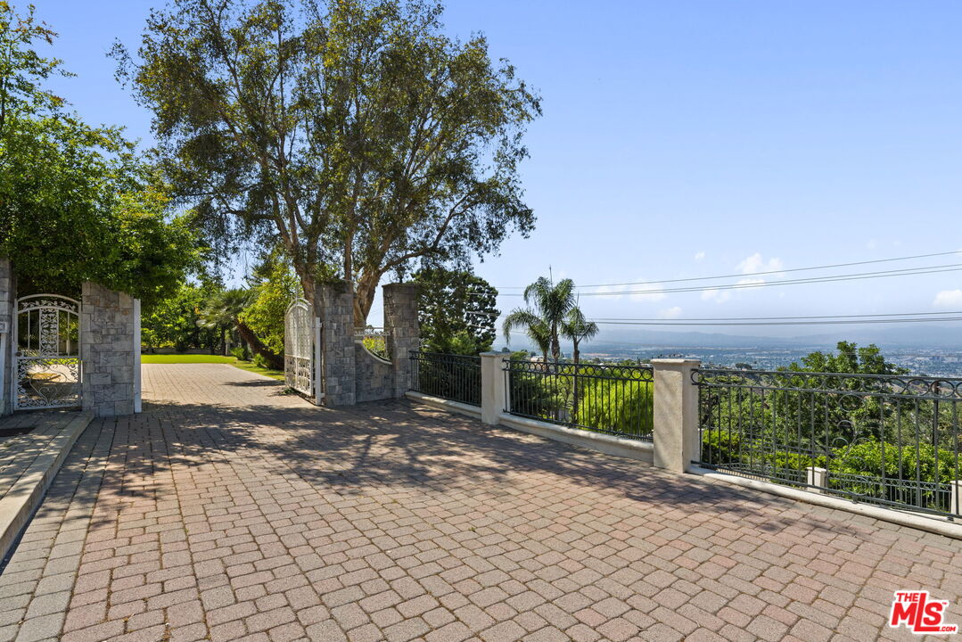 14330 Mulholland Dr