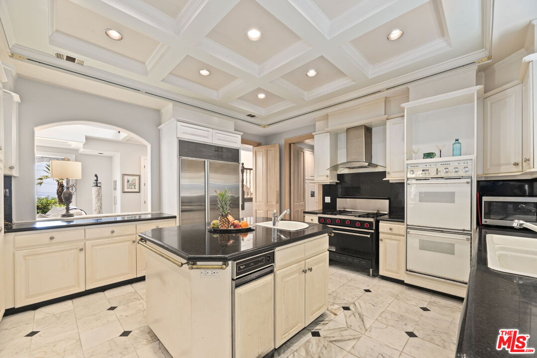 14330 Mulholland Dr