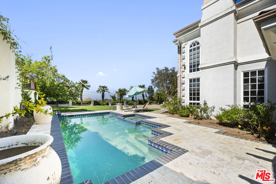 14330 Mulholland Dr