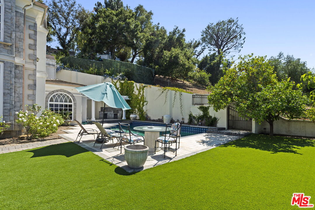 14330 Mulholland Dr