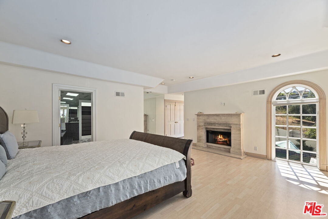 14330 Mulholland Dr