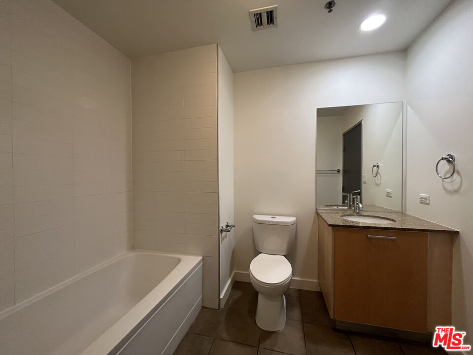 645 W 9TH ST Unit: 625