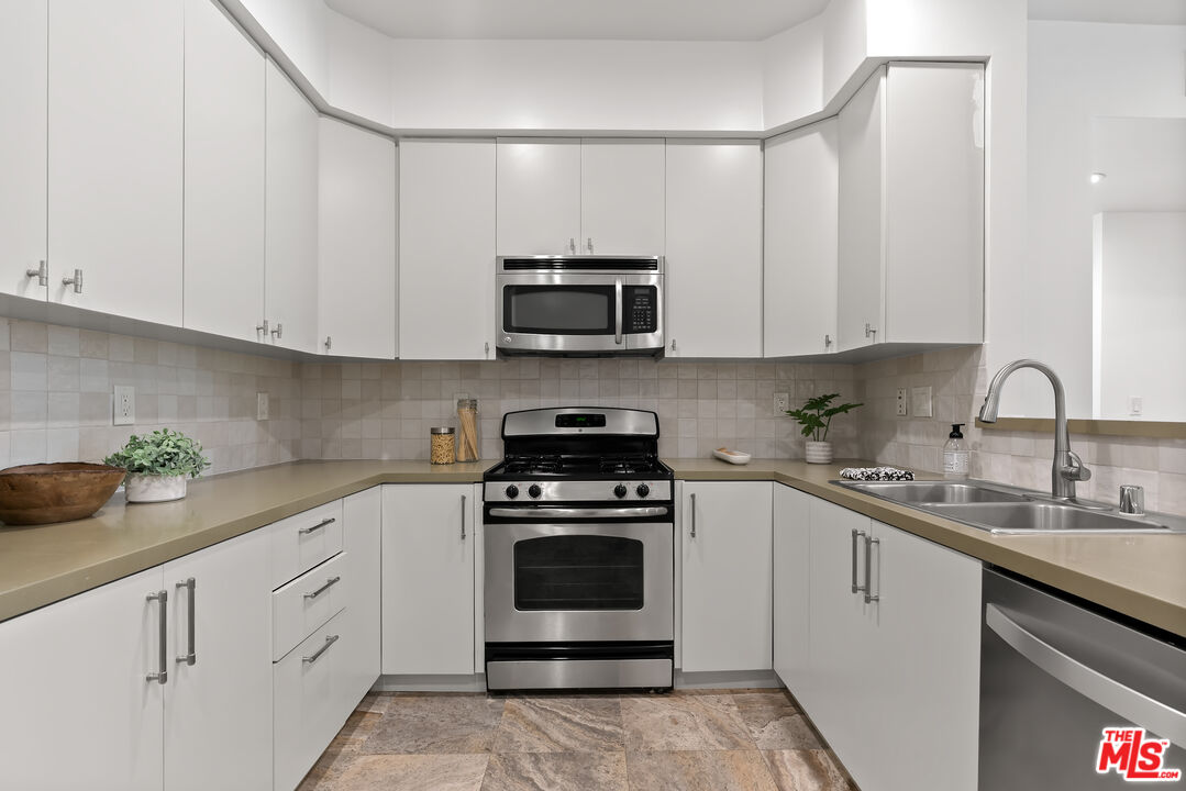 1235 Granville Ave Unit: 102