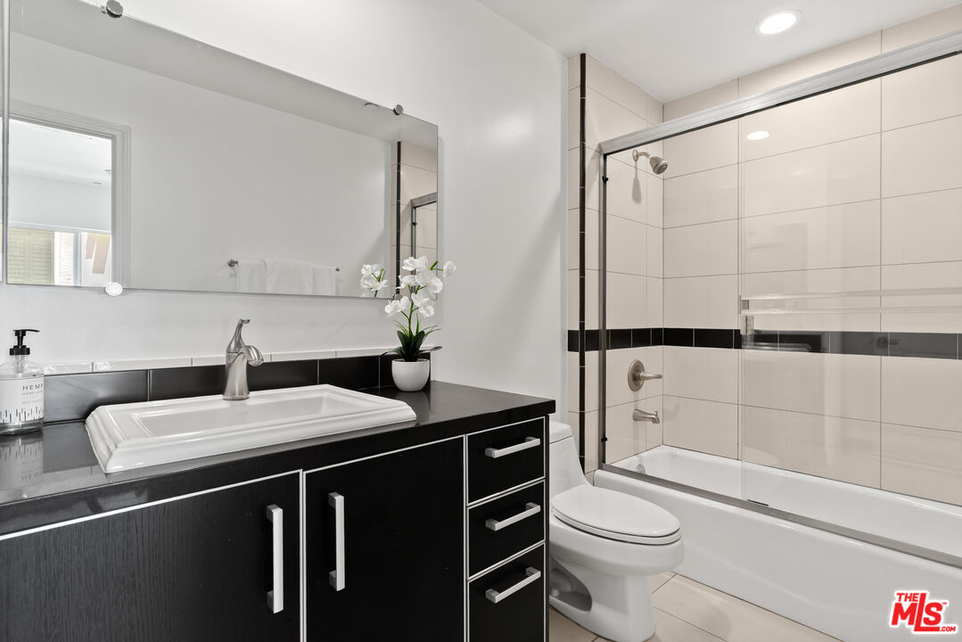 1235 Granville Ave Unit: 102