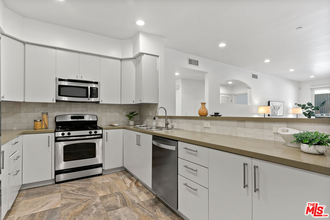 1235 Granville Ave Unit: 102