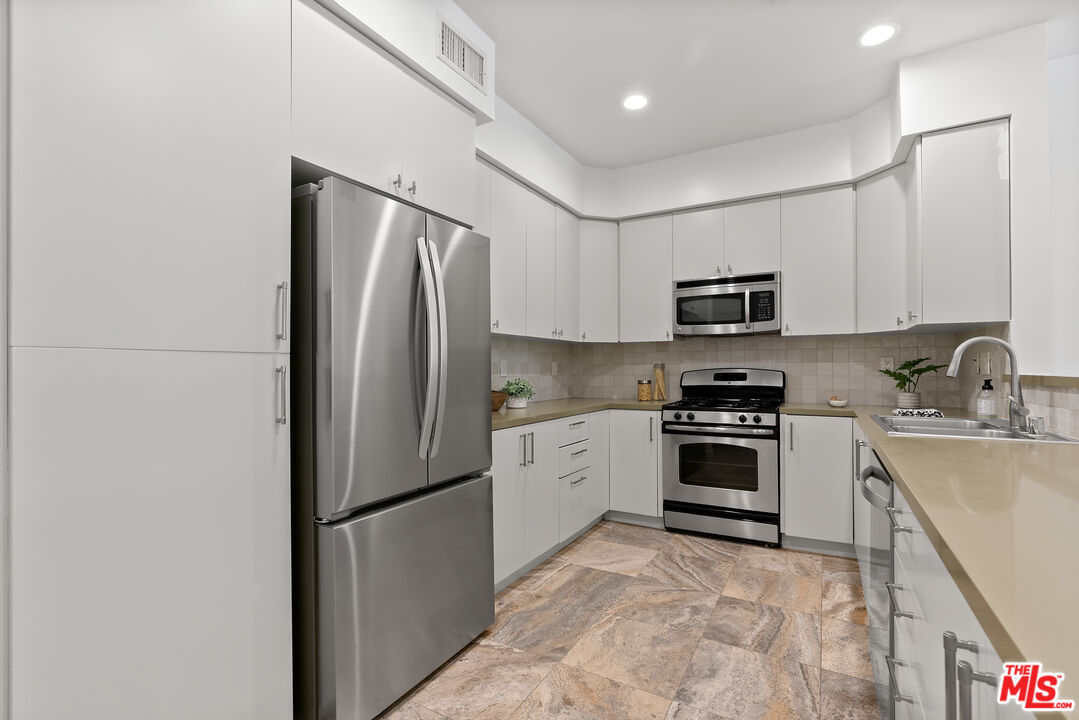 1235 Granville Ave Unit: 102