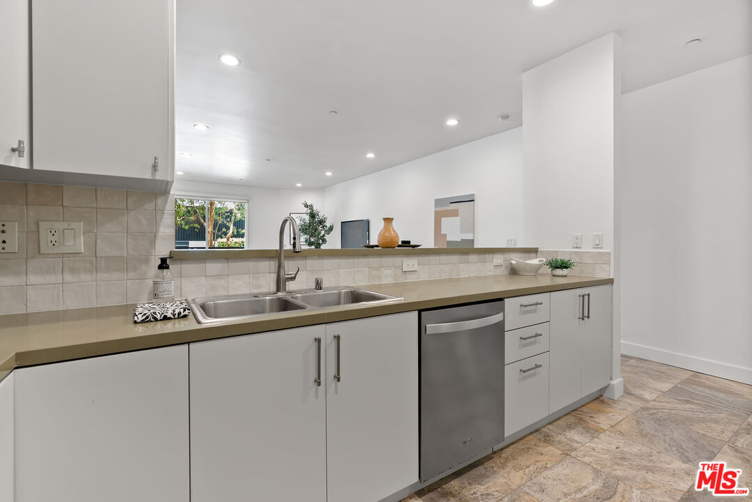 1235 Granville Ave Unit: 102