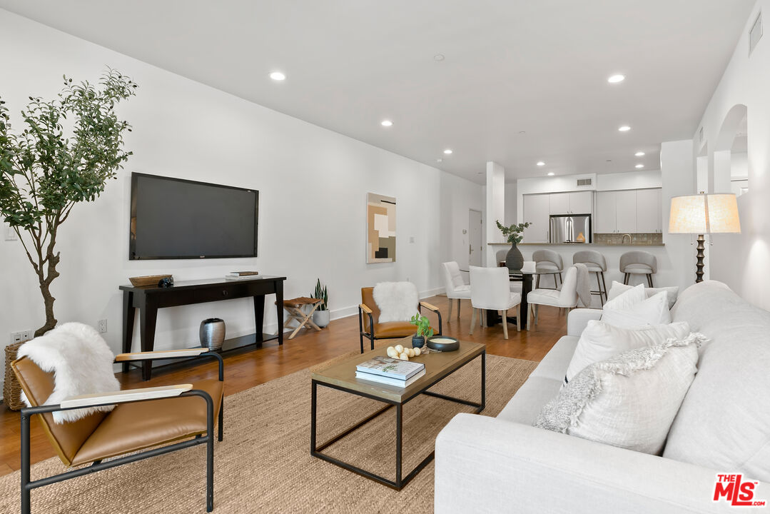 1235 Granville Ave Unit: 102