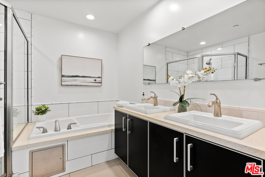 1235 Granville Ave Unit: 102