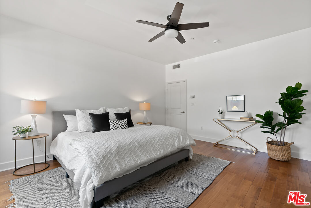 1235 Granville Ave Unit: 102