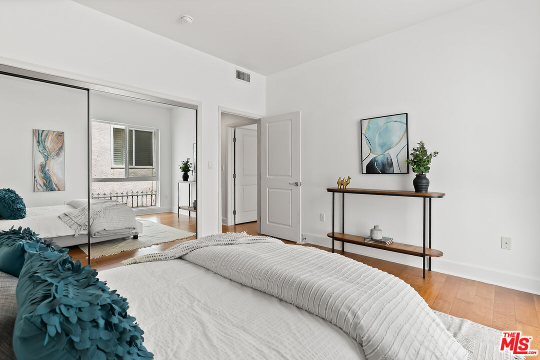 1235 Granville Ave Unit: 102