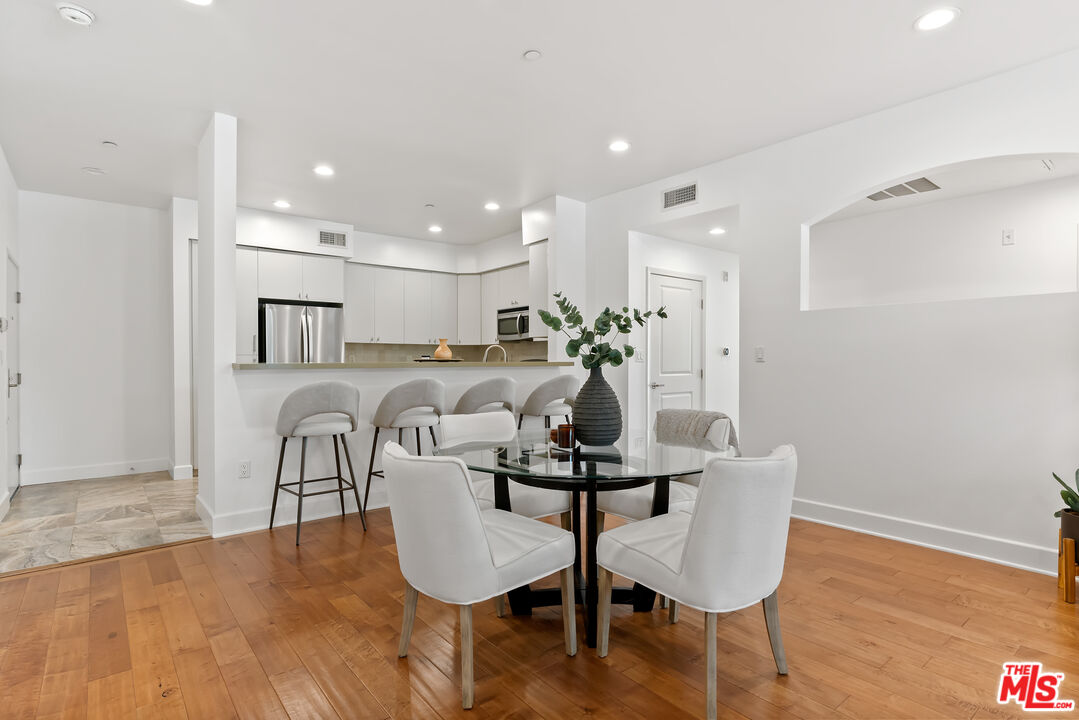 1235 Granville Ave Unit: 102