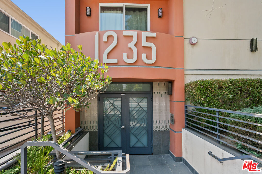 1235 Granville Ave Unit: 102