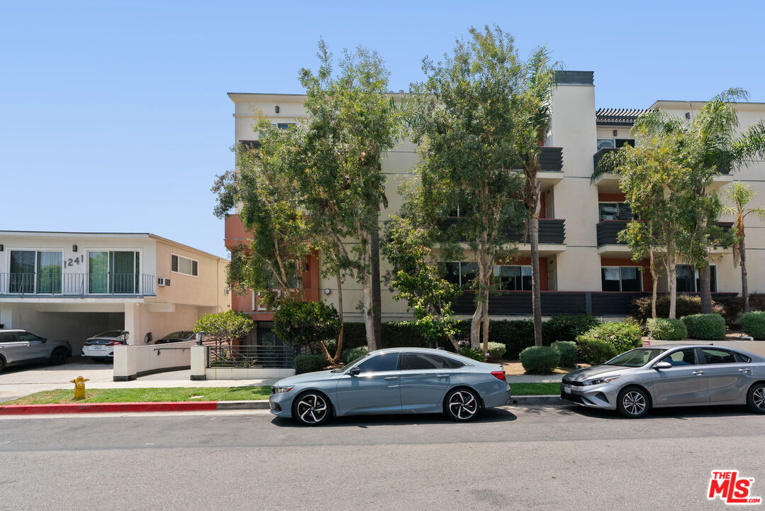 1235 Granville Ave Unit: 102