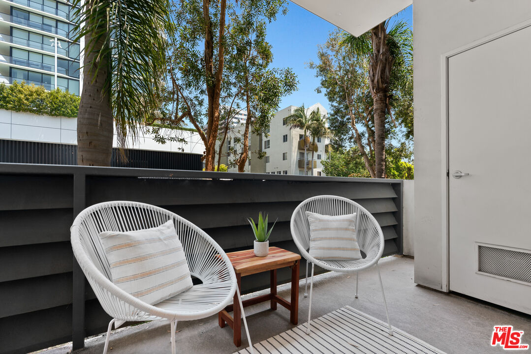 1235 Granville Ave Unit: 102