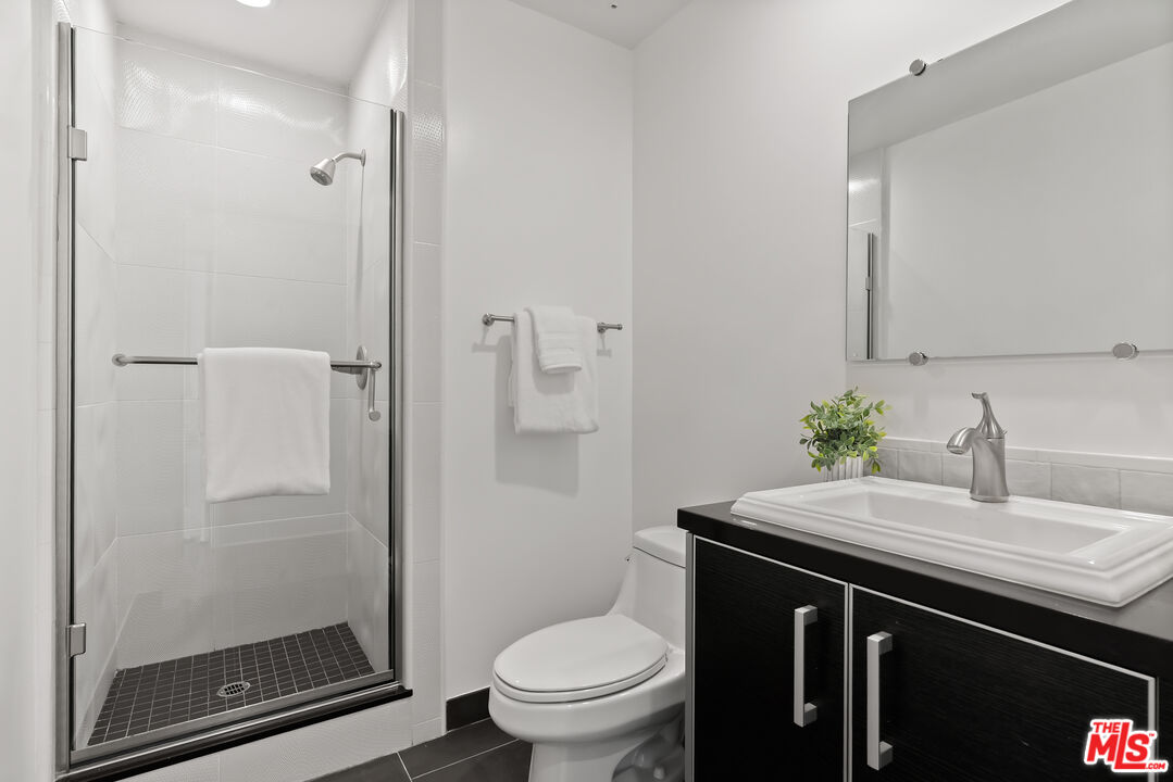 1235 Granville Ave Unit: 102