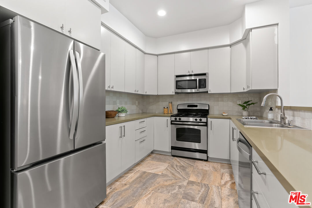 1235 Granville Ave Unit: 102