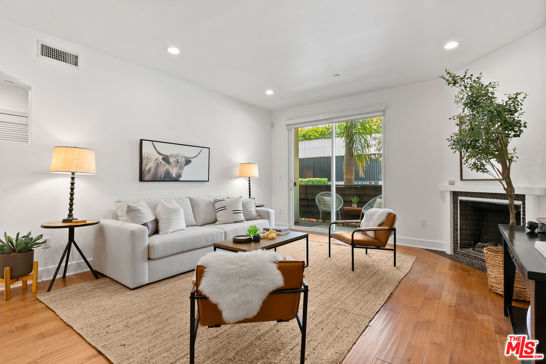 1235 Granville Ave Unit: 102