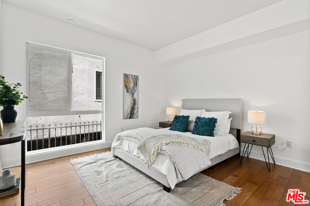 1235 Granville Ave Unit: 102