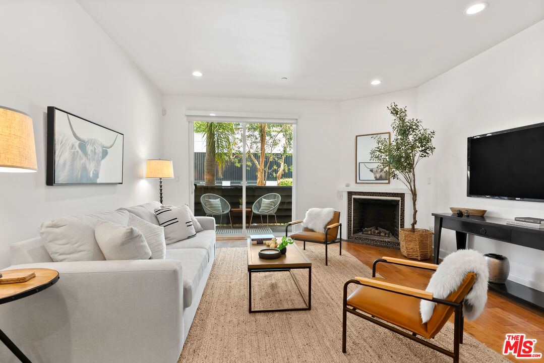 1235 Granville Ave Unit: 102