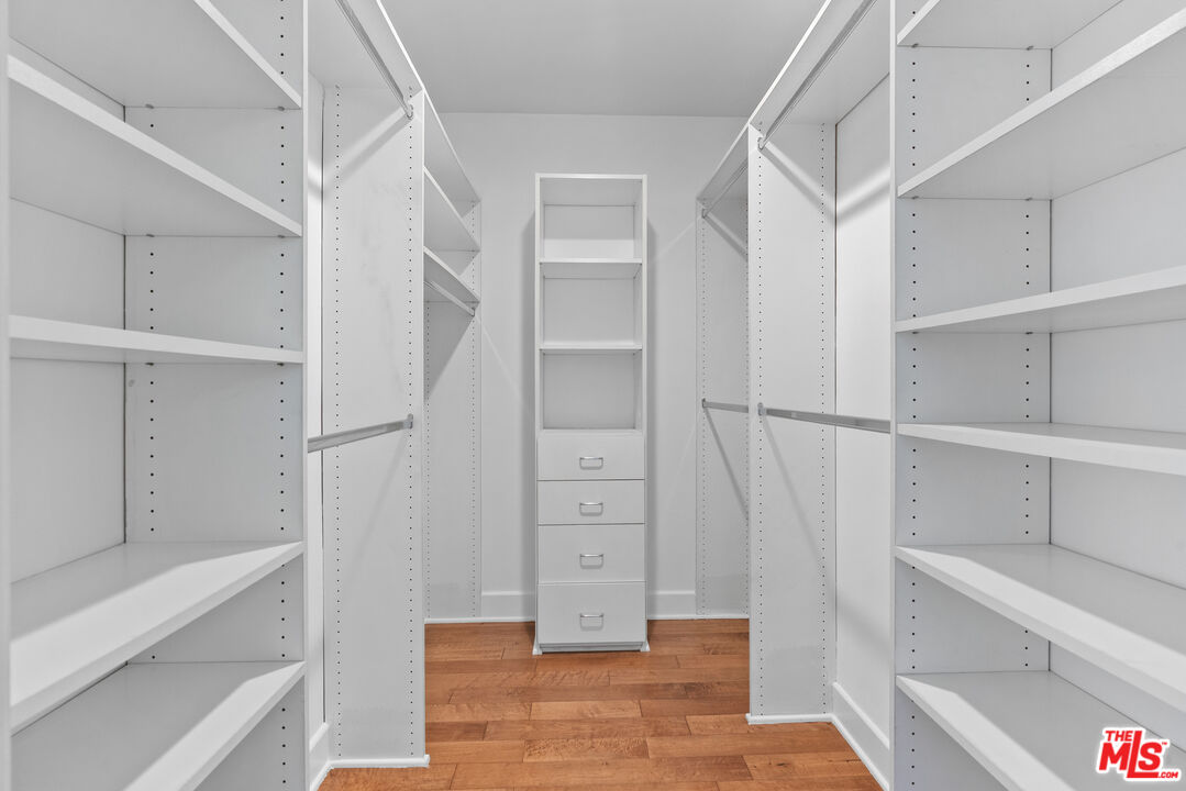 1235 Granville Ave Unit: 102