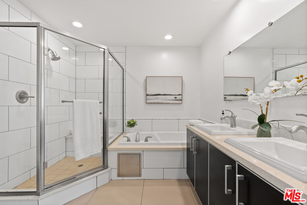 1235 Granville Ave Unit: 102