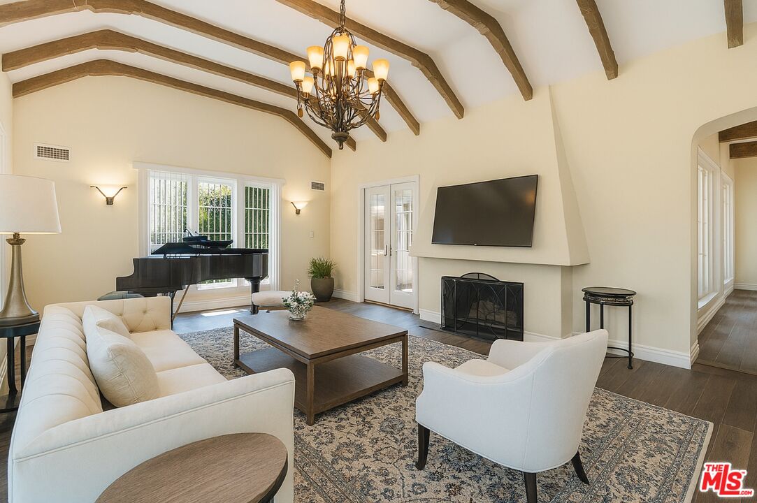 207 N Doheny Dr