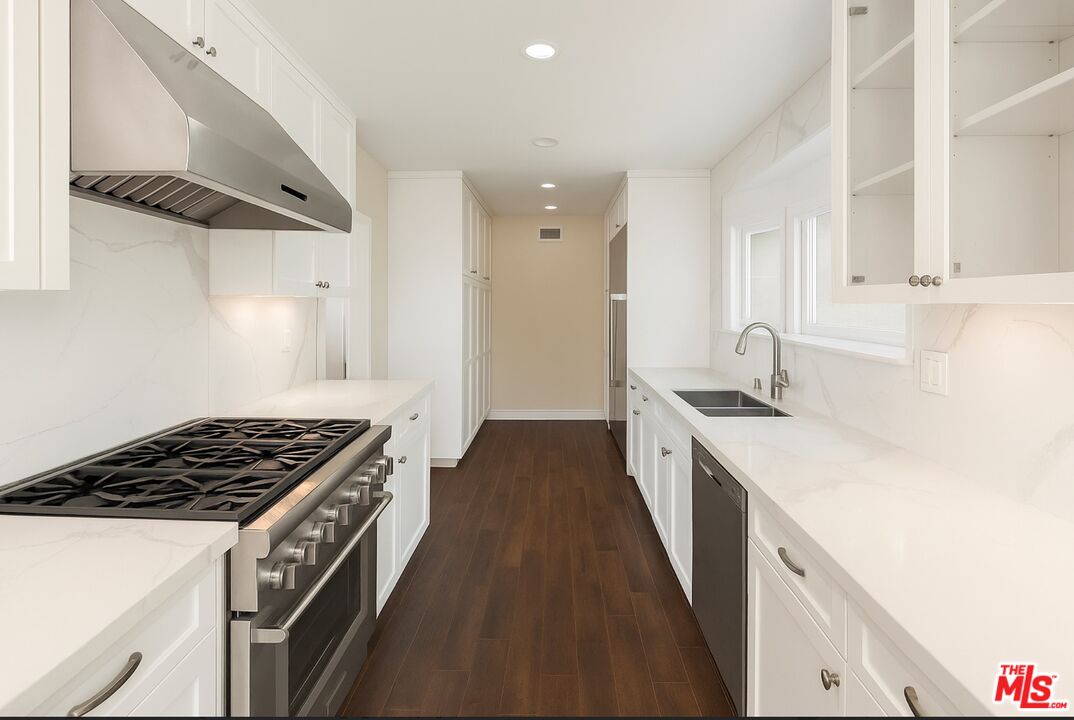 207 N Doheny Dr