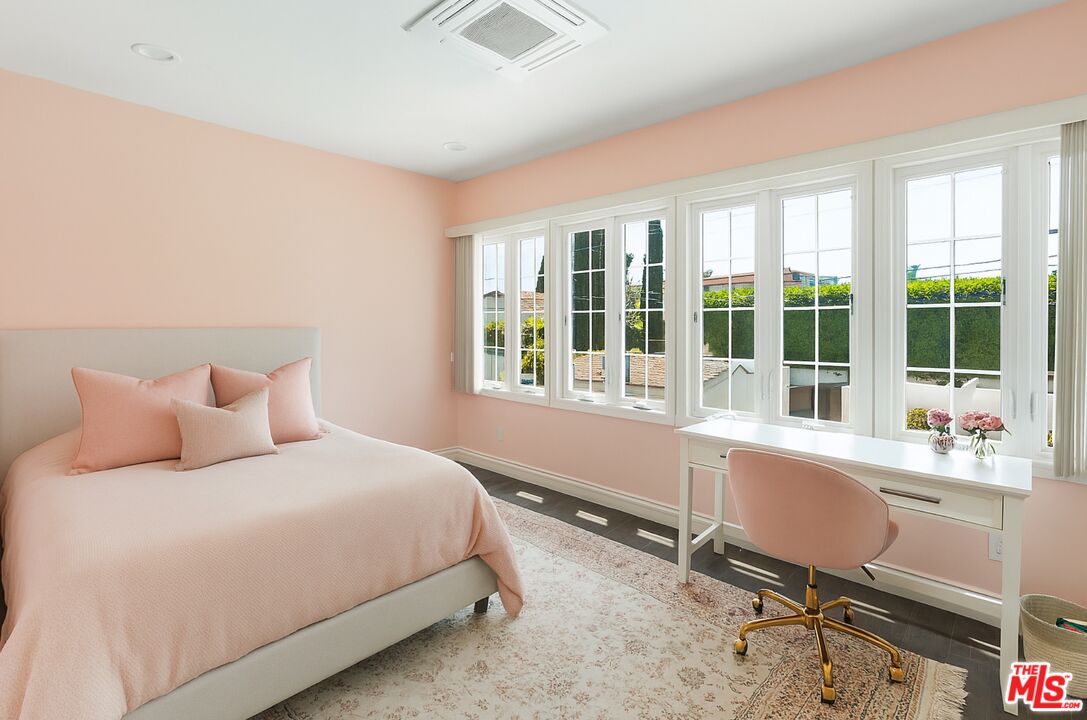207 N Doheny Dr