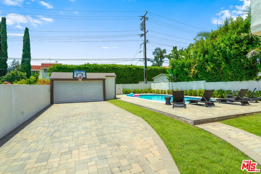 207 N Doheny Dr