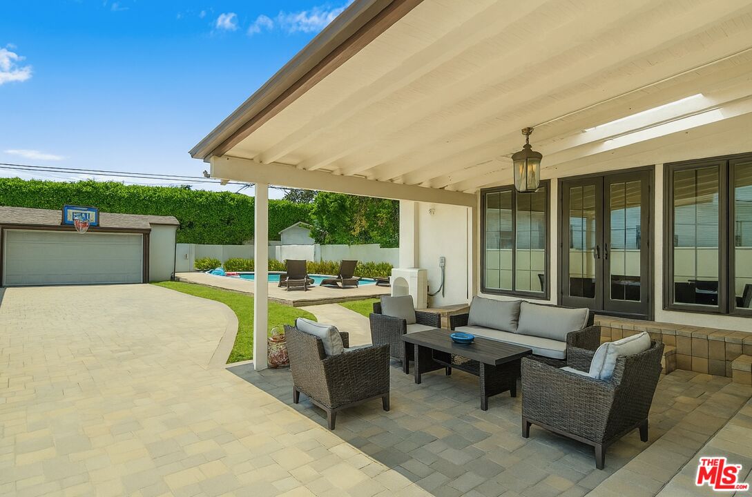 207 N Doheny Dr