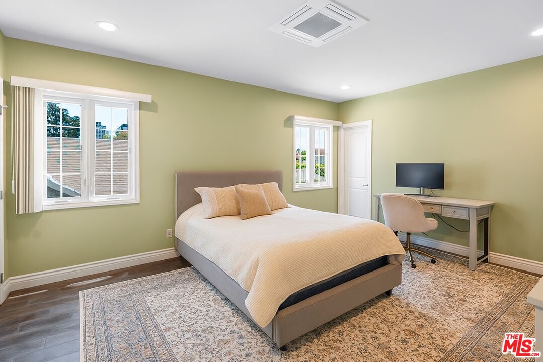 207 N Doheny Dr