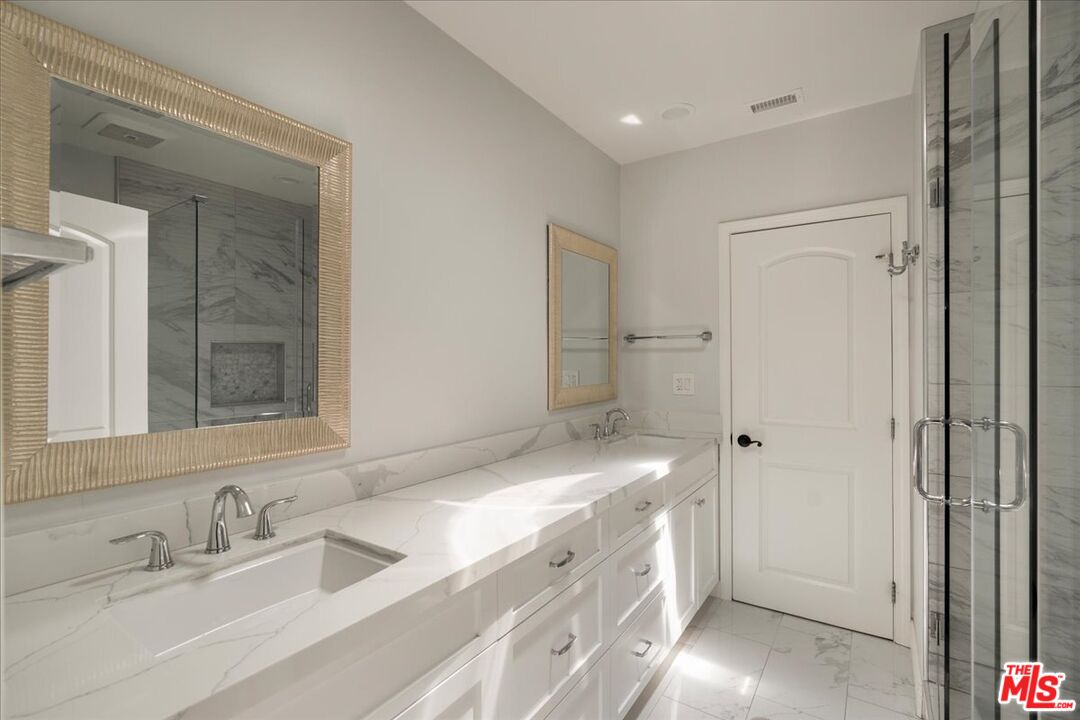 207 N Doheny Dr