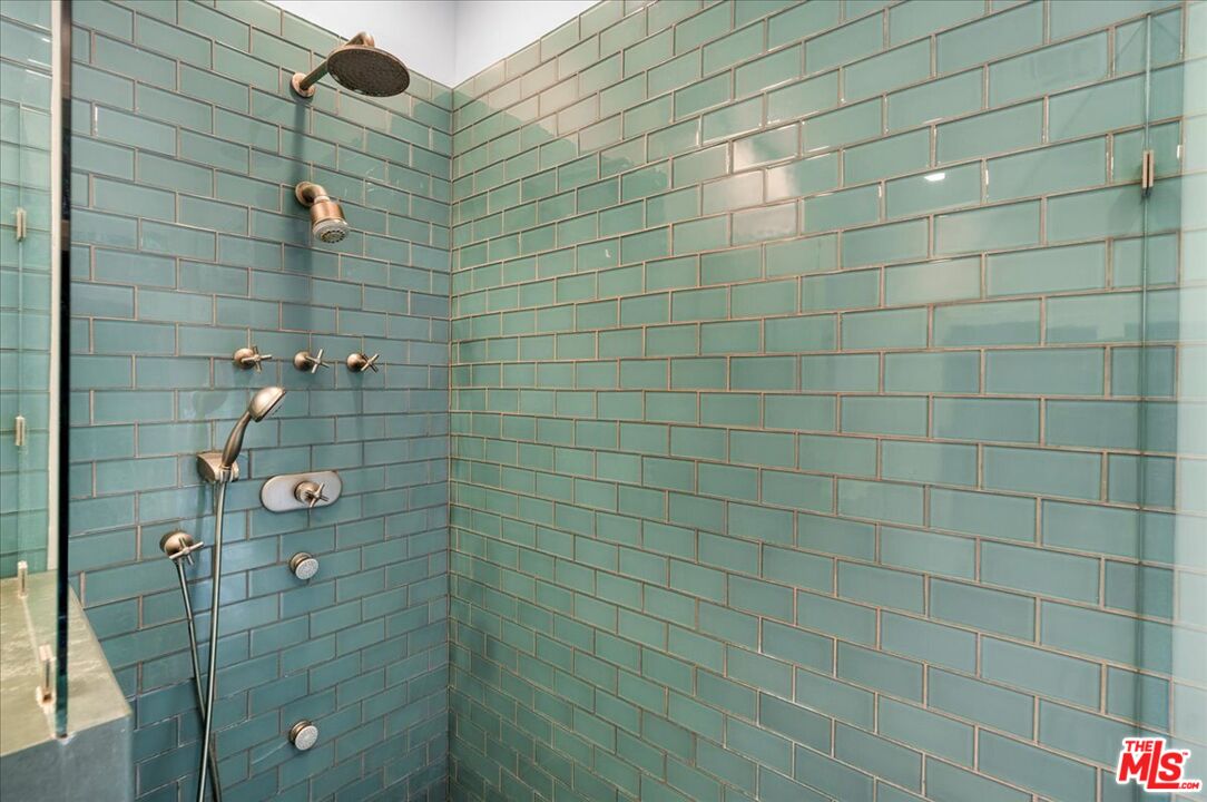 3479 Mandeville Canyon Rd