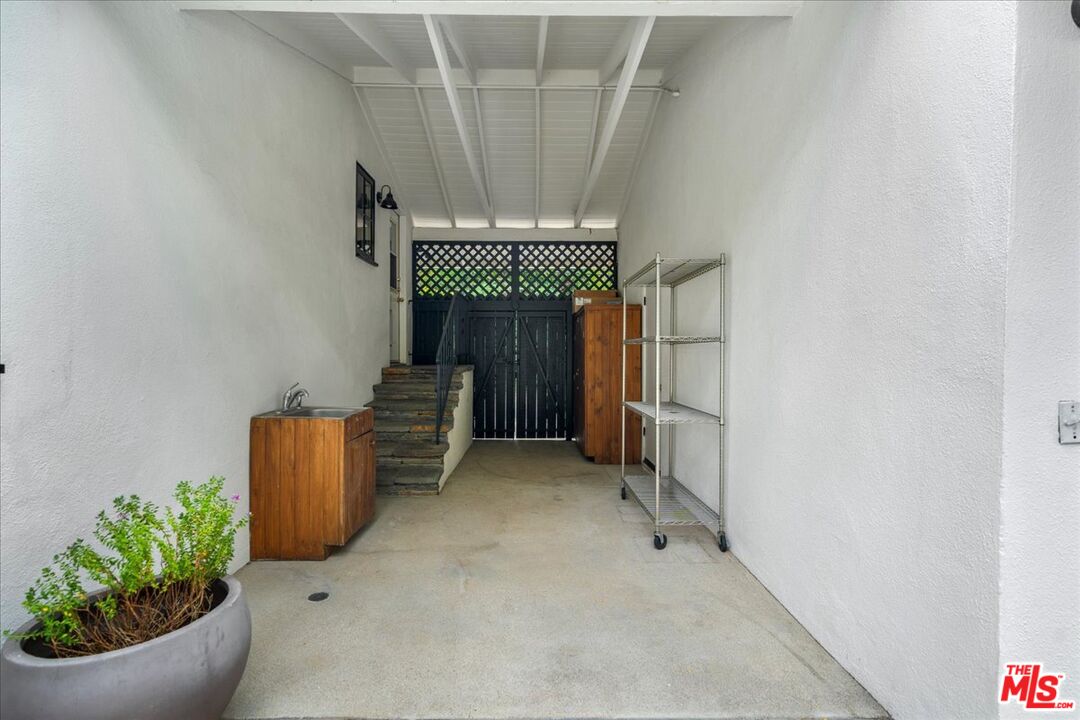 3479 Mandeville Canyon Rd