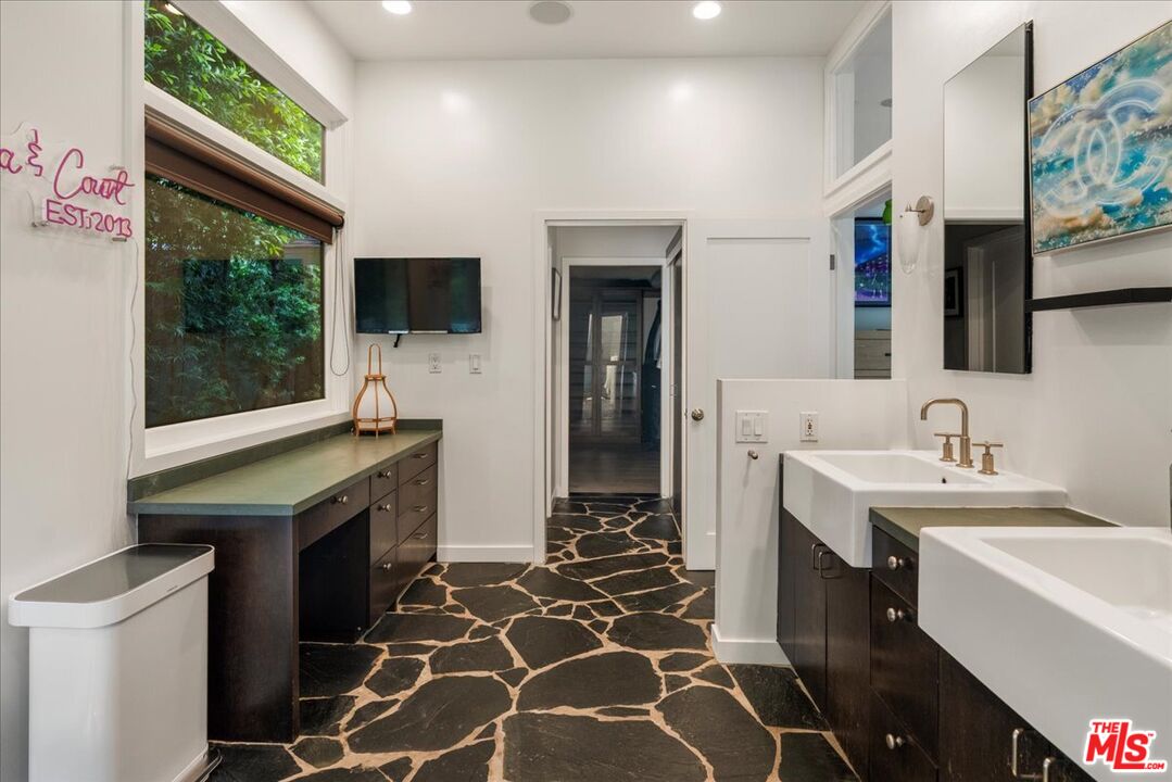 3479 Mandeville Canyon Rd