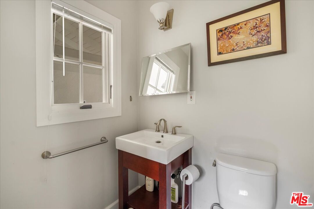 3479 Mandeville Canyon Rd