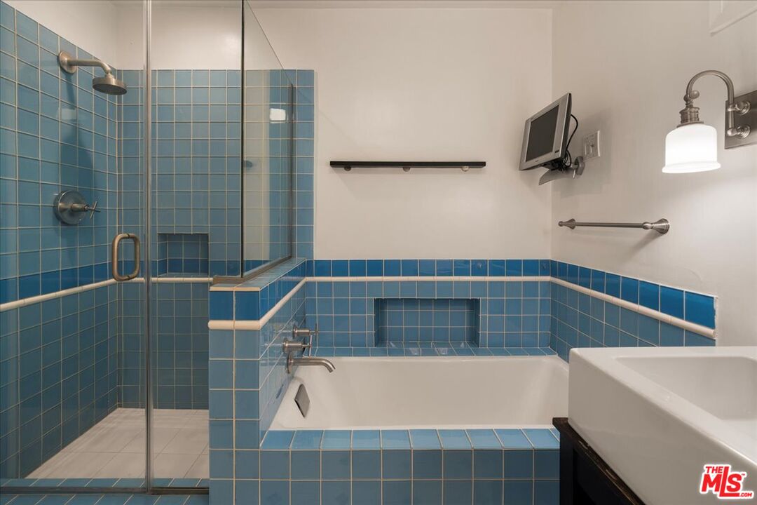 3479 Mandeville Canyon Rd