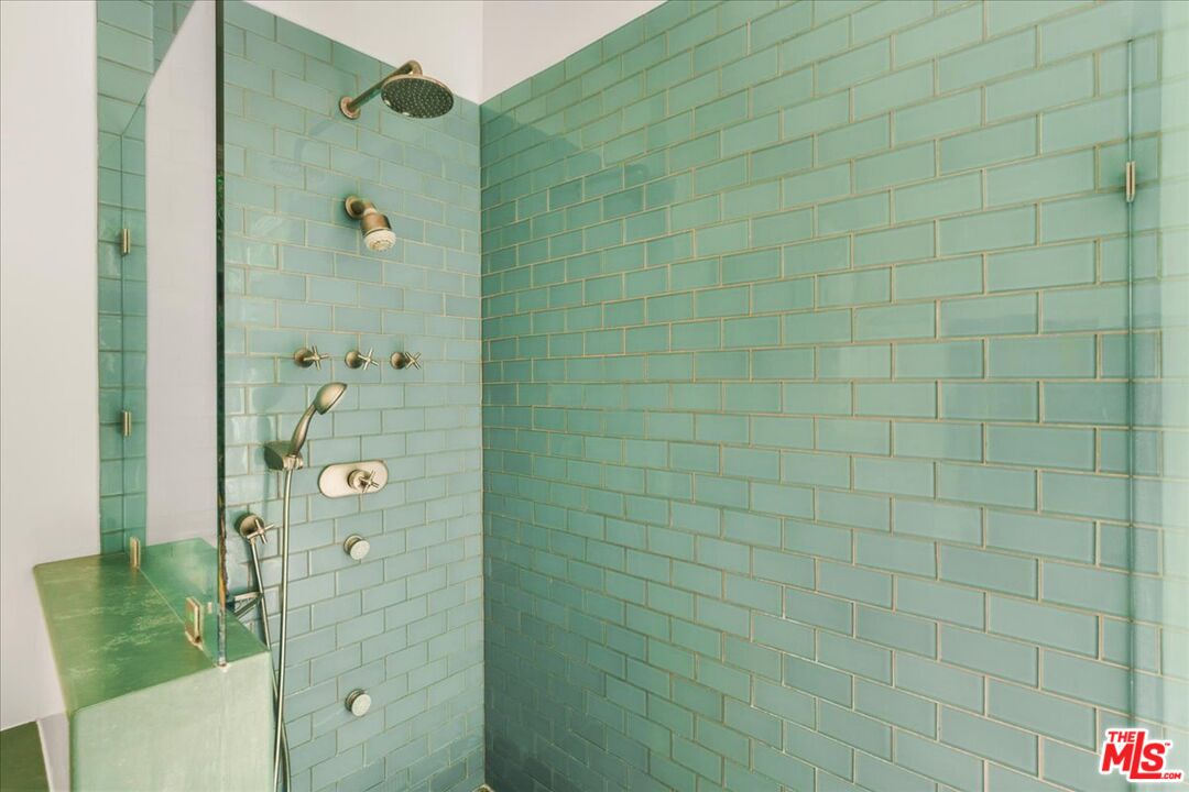 3479 Mandeville Canyon Rd