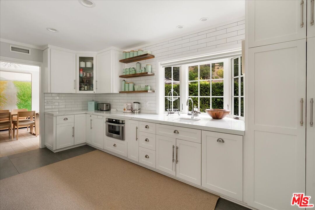 3479 Mandeville Canyon Rd