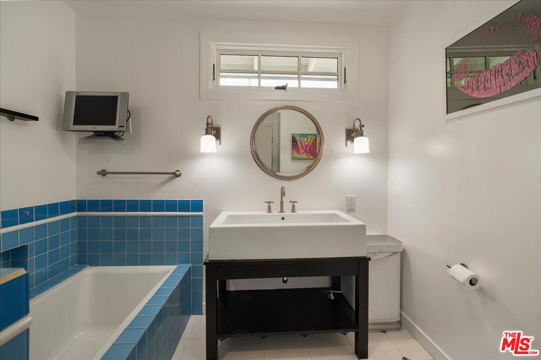 3479 Mandeville Canyon Rd