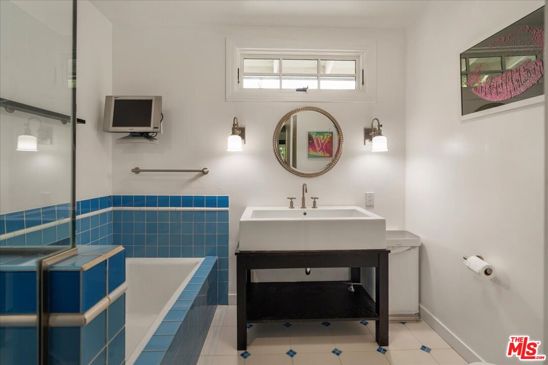 3479 Mandeville Canyon Rd