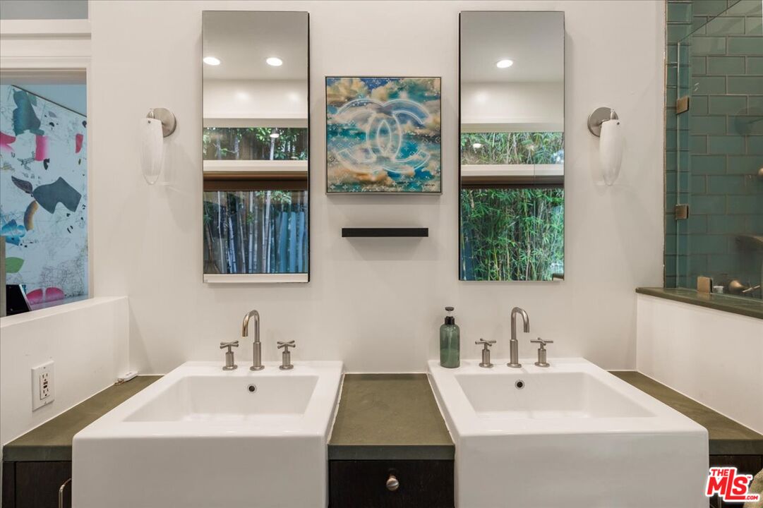 3479 Mandeville Canyon Rd